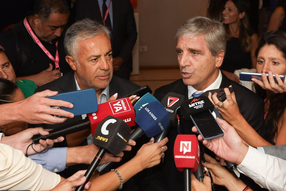 El gobernador Alfredo Cornejo y el ministro Luis Caputo. 