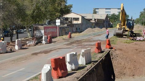 Los Andes | Conexión de calle Derqui entre el centro de Godoy Cruz y el barrio Bancario. Se trata de obras complementarias de la extensión de la línea del Metrotranvía a Luján de Cuyo.Foto: Orlando Pelichotti