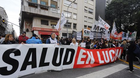 Trabajadores residentes del Hospital Garrahan durante la marcha frente al edificio del Ministerio de Salud y Desarrollo Social.&nbsp;