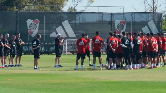 Chacho Coudet en su charla con el plantel Millonario en la previa a su primera práctica. &nbsp;