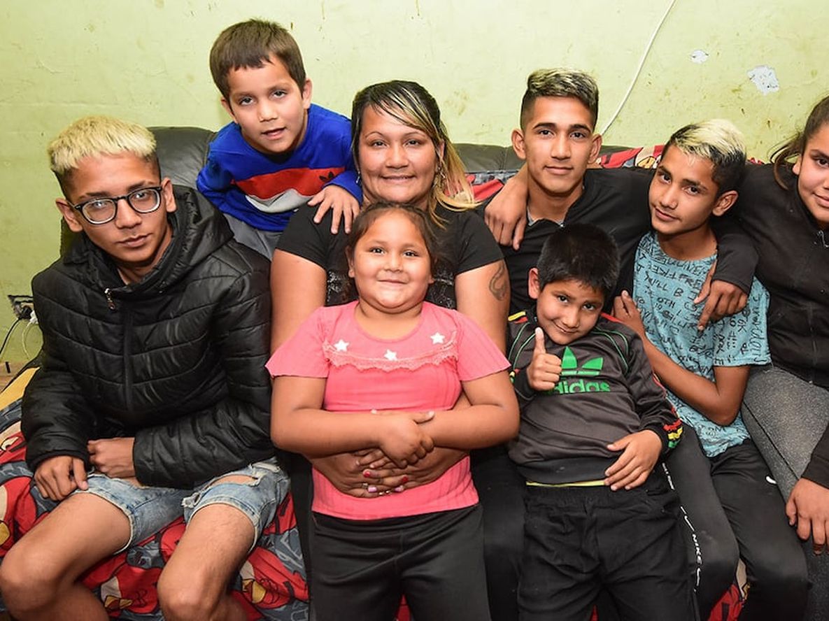 Noelia Poblete: una super mama con siete hijos. Ellos son Brandon (17); Lautaro (16); Alan (14); Sheila (11); Ian (8), Bautista (6) y Aisha (5). Foto Mariana Villa / Los Andes