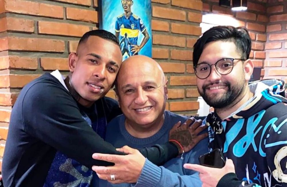 Sebastián Villa junto a amigos y familiares festejando su cumpleaños. / Gentileza.