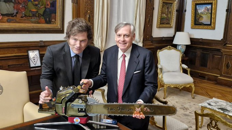 Javier Milei condecoró al economista español Jesús Huerta de Soto.