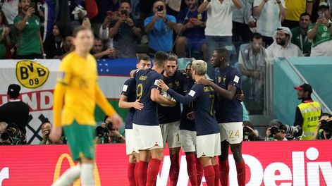 Francia empezó perdiendo contra Australia, pero en cinco minuto lo dio vuelta y gana en su debut en el Mundial de Qatar 2022. (AP)