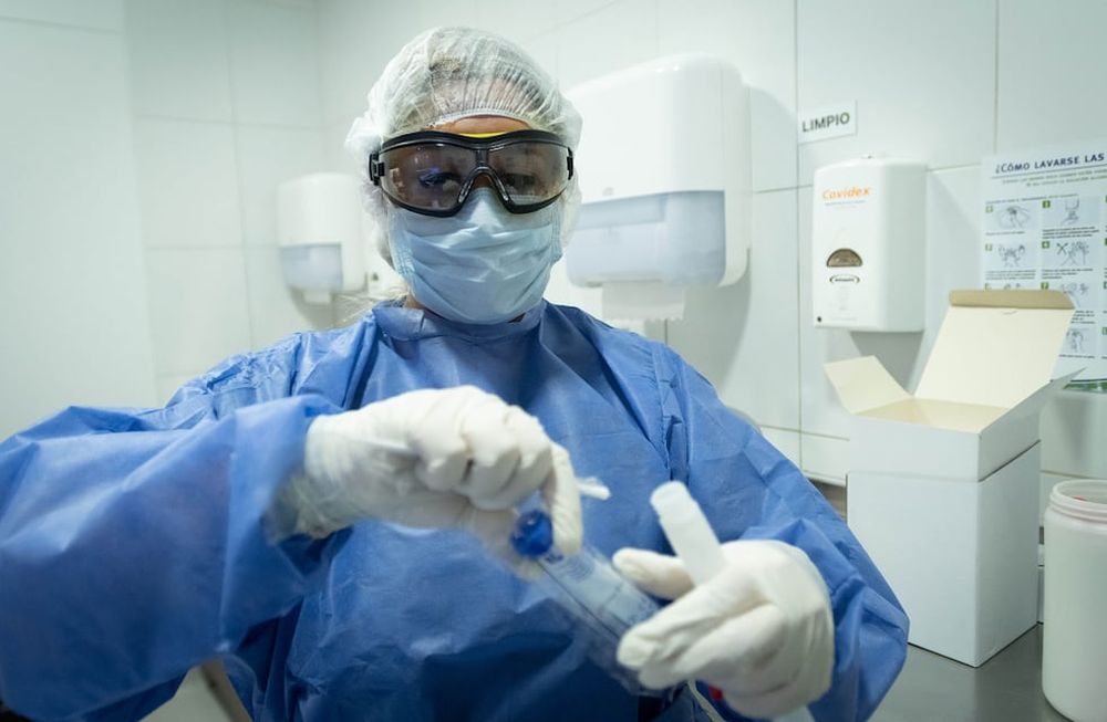 En medio de la crisis sanitaria, están desbordados y trabajan fuera de horario. En muchos casos sus profesiones son poco usuales y a veces muy mal pagas. / Ignacio Blanco