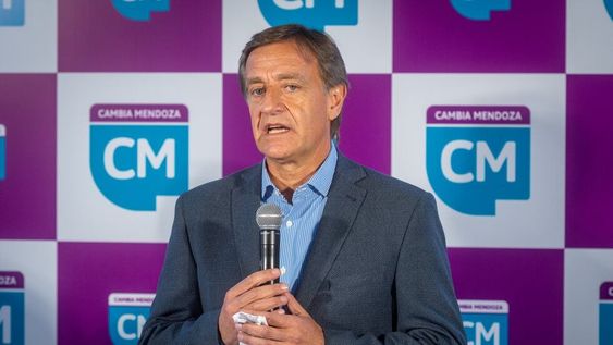 El gobernador Rodolfo Suárez fue presentado en el Hotel Aconcagua como precandidato a senador nacional suplente. Foto: Ignacio Blanco / Los Andes