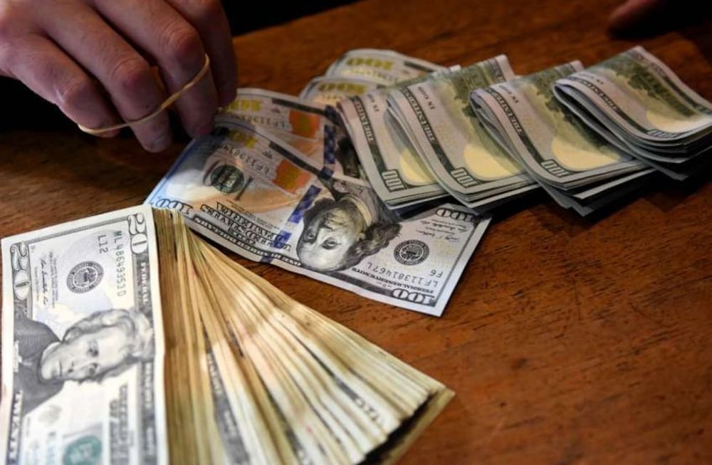 ¿Podés ir preso o ser multado por comprarle dólares a un “arbolito”?