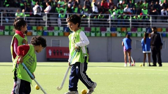 Clases gratuitas de hóckey y atletismo