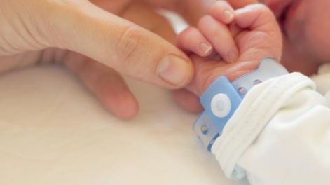 Promueven la adopción de un bebé abandonado luego de nacer por subrogación de vientre en Córdoba.