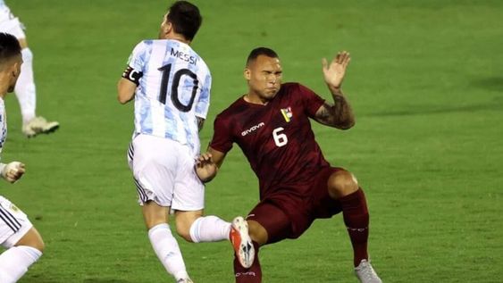 Adrián Martínez, el defensor venezolano, que golpeó muy fuerte a Lionel Messi. / Gentileza. Adrián Martínez, el defensor venezolano, que golpeó muy fuerte a Lionel Messi. / Gentileza.
