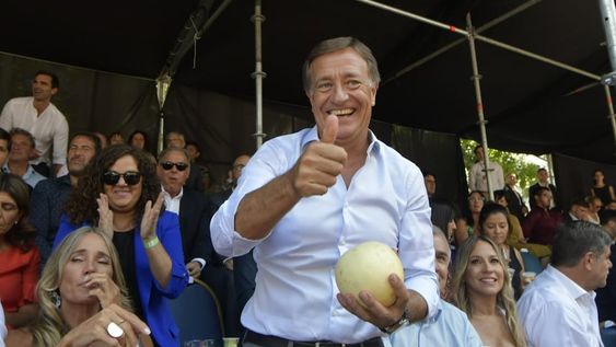 El gobernador Rodolfo Suárez atajó el melón y se llevó todas las miradas en el palco del Carrusel (Foto: Orlando Pelichotti / Los Andes)