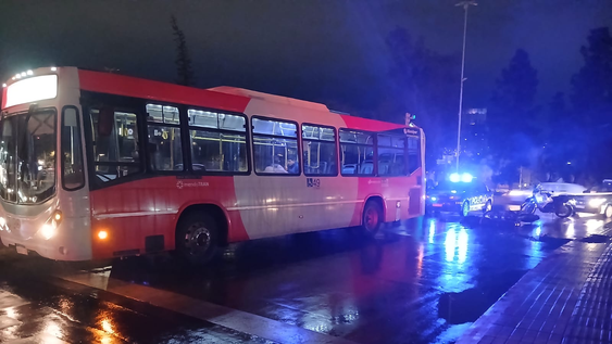 Murió un motociclista en Costanera y Alem tras chocar con un micro
