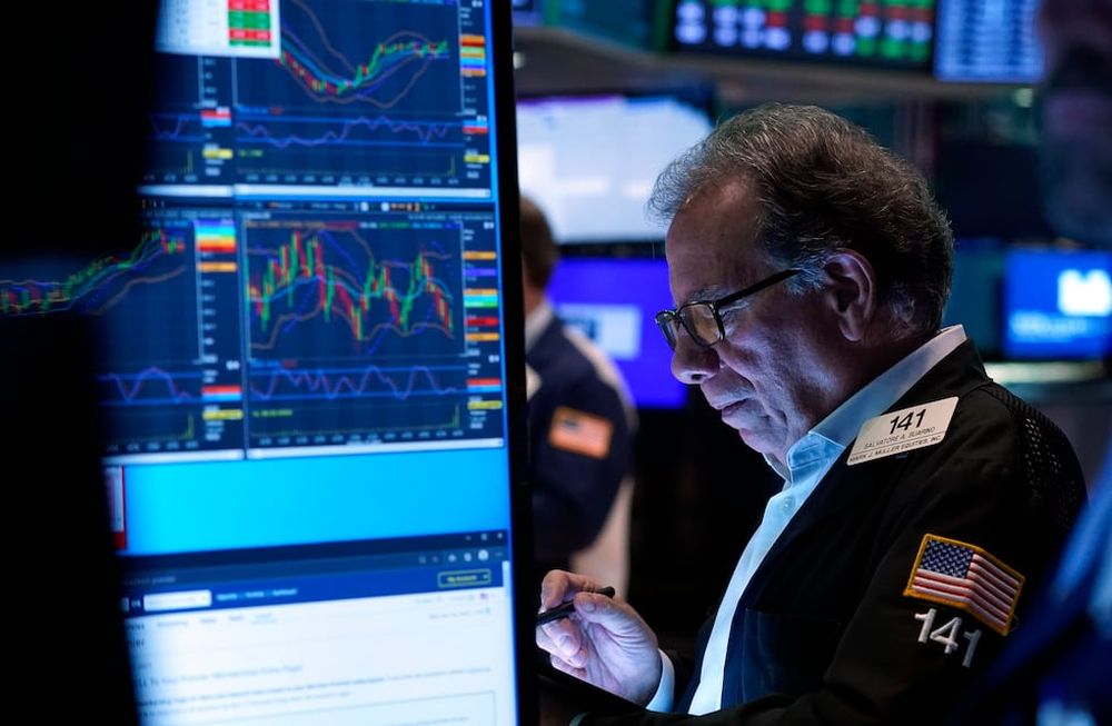 ARCHIVO - El corredor Sal Suarino trabaja en la Bolsa de Valores el miércoles 1 de noviembre de 2023, en Nueva York. (AP Foto/Richard Drew, Archivo)