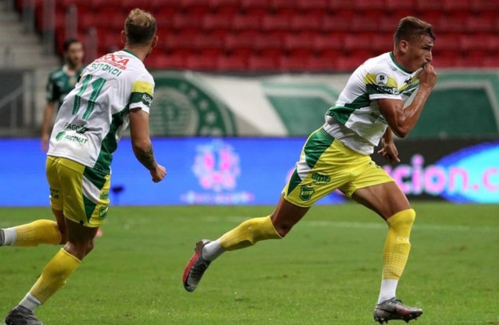 El Halcón, que cayó 2-1 en Florencio Varela por el duelo de ida, empezó abajo con el Verdão con un penal de Veiga pero igualó con Romero y forzó el alargue con un sablazo de Benítez. / Gentileza.