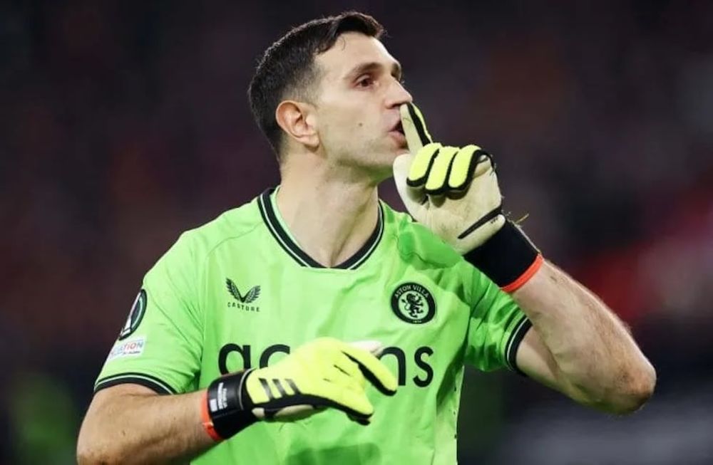 A pesar del hostil recibimiento, Dibu Martínez atajó dos penales a franceses y Aston Villa eliminó a Lille en la Conference League. / Gentileza.