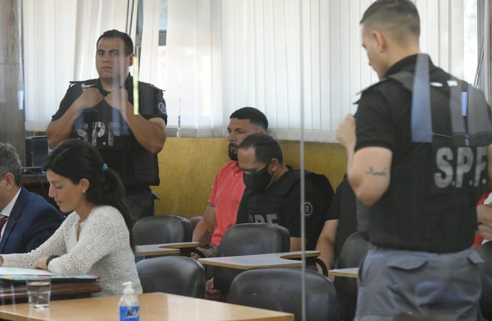 Yamil Rosales (a la izquierda, de barba sentado) junto a Diego Barrrera, con barbijo. Dos de los acusados del por el secuestro y muerte de Diego Aliaga. / Ignacio Blanco - Los Andes