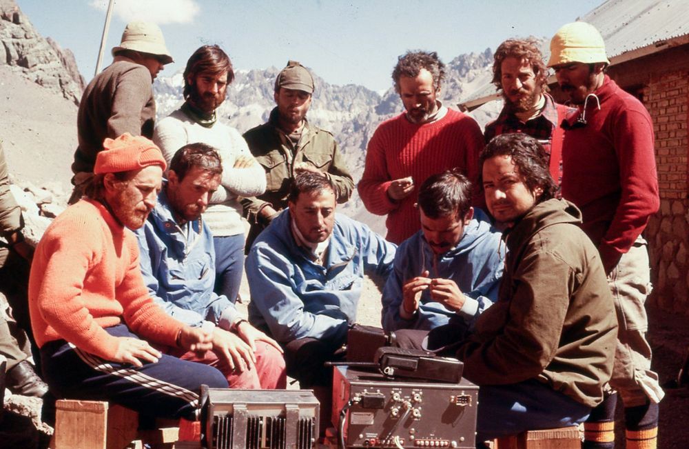 Los integrantes de la Expedición Aconcagua 1978, de Dolores, provincia de Buenos Aires, ensayando con los equipos de comunicación para la transmisión radial proyectada. Sentado, primero a la izquierda, Alfredo Barragán, el líder del grupo, y a su lado, Rudy  Parra. Arriba, tercero de derecha a izquierda, el experimentado y malogrado Guillermo Vieiro, quien falleció a los 44 años en 1985 en el cerro Tupungato.