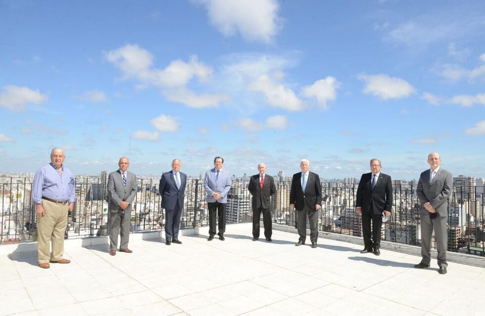 De izquierda a derecha: José Francisco Guerrero (Mutualidad del Personal de Intendencias Militares), Tte Grl (R) Ricardo Cundom (Fundación Criteria), Grl Br (R) Daniel  Reimundes (Sociedad Militar Seguros de Vida), Subof. Mayor Armada Argentina,  Humberto Toloza  (Círculo de Oficiales de Mar y Presidente Federación de Mutuales de FF.AA., de Seguridad y Policiales), Grl. Br.(R) Sergio Fernández (Asociación Veteranos de Guerra de Malvinas), Grl. Div (R) Ernesto Bossi, Cte Grl (R) Ricardo Spadaro (Gendarmería Nacional), Tte Grl (R) Claudio Pasqualini (Observatorio de Seguridad y Defensa - UCEMA)