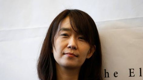 Los Andes | Han Kang posa para los medios durante una conferencia de prensa en Seúl, Corea del Sur, el martes 24 de mayo de 2016. Kang ganó el Premio Nobel de Literatura. (AP/ Lee Jin-man)