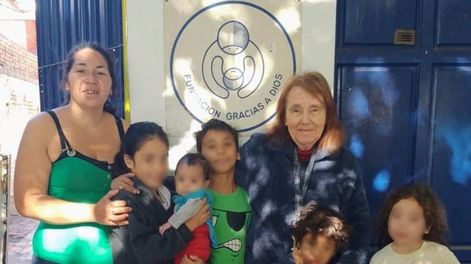 La joven mamá y sus cinco hijos junto a María Teresa Hernández, de la Fundación Gracias a Dios.
