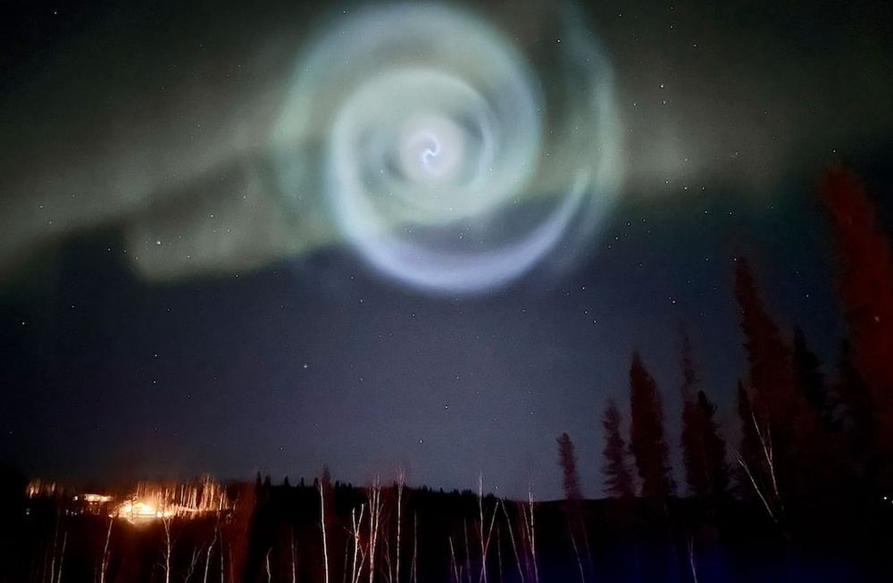 Observaron una inusual espiral azul en medio de las auroras boreales de Alaska