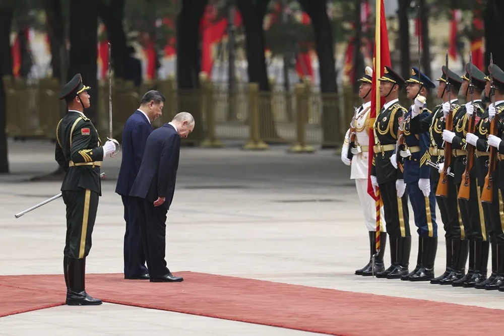 Vladímir Putin junto a Xi Jinping en Pekín