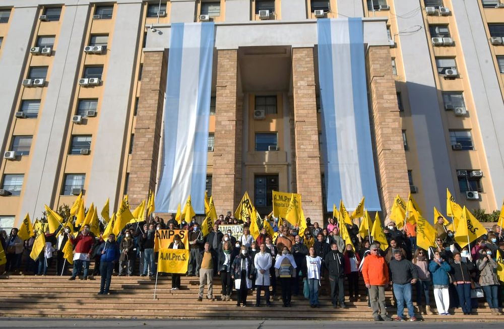 21 Junio 2022 - Política -  MendozaParo de la SaludAsociación Mendocina de Profesionales de la Salud (Ampros) transita una jornada en la cual llamó a realizar un paro sin asistencia a los lugares de trabajo y una concentración en la explanada de la Casa de Gobierno a partir de las 9.Foto: Orlando Pelichotti / Los Andes