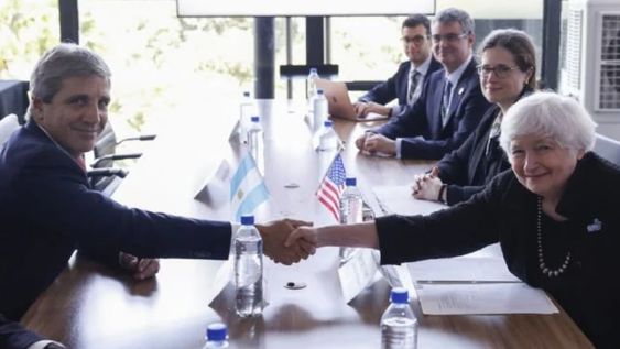 El ministro de Economía, Luis Caputo, estrechando la mano de Janet Yellen, secretaria del Tesoro de Estados Unidos. Foto: EFE