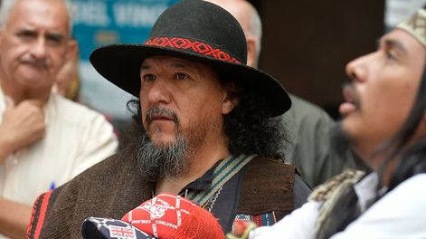 Hace unas semanas organizaciones indígenas se congregaron en la Legislatura de Mendoza cuando se puso en debate en el recinto la controversial cesión de más de 20.000 hectáreas ubicadas en el sur de Mendoza por parte de la Nación a comunidades autopercibidas mapuches, a través del Instituto Nacional de Asuntos Indígenas (INAI). Foto: Orlando Pelichotti