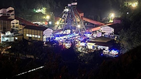 Los familiares de uno de los mineros muertos en la explosión de una mina de carbón lloran durante su funeral frente a una mezquita en Amasra, en la provincia costera de Bartin, Turquía, en el Mar Negro, el sábado 15 de octubre de 2022. Había 110 mineros trabajando en la mina cuando la explosión ocurrió el viernes por la noche en la mina de propiedad estatal Turkish Hard Coal Enterprise en Amasra. (Foto AP/Khalil Hamra)