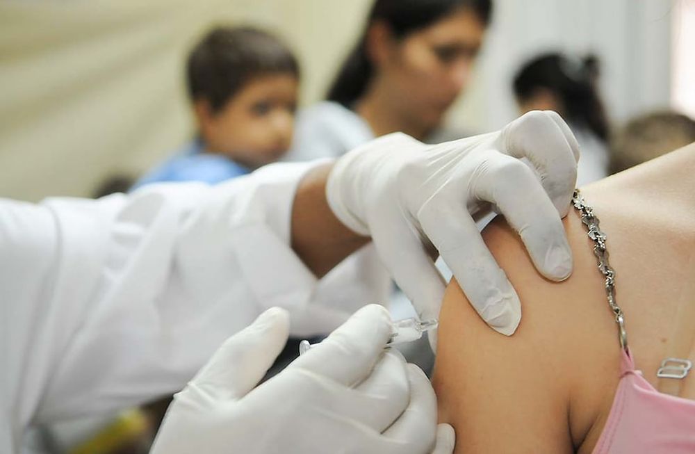 Especialistas aseguran que la vacunación antigripal y los hábitos de higiene y distanciamiento adquiridos han ayudado a bajar la transmisión de otros virus. / Archivo.