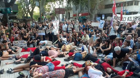 Los Andes | Unas 600 personas se manifestaron en Peatonal y San Martín con un “Cacerolazo cultural” contra el DNU. Foto: José Gutierrez / Los Andes