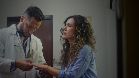 Cómo es vivir con artritis reumatoidea: lanzan la primera serie argentina para contarlo en clave de comedia romántica