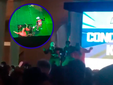 Un concurso de K-Pop terminó con dos bailarines heridos tras ceder parte del escenario.