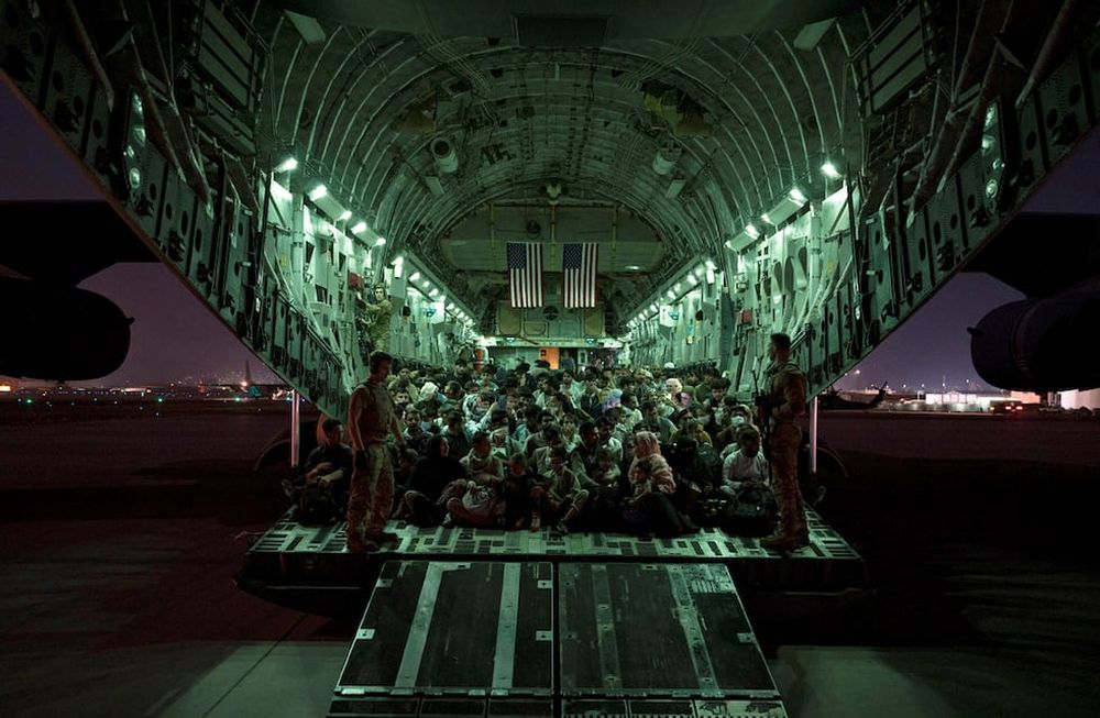 Apoyo de la evacuación de Afganistán en el Aeropuerto Internacional Hamid Karzai , Kabul, Afganistán. (Air Force via AP)