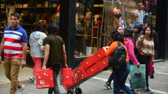 Ahora las compras navideñas y ¿después las ventas del verano? Foto: La Voz