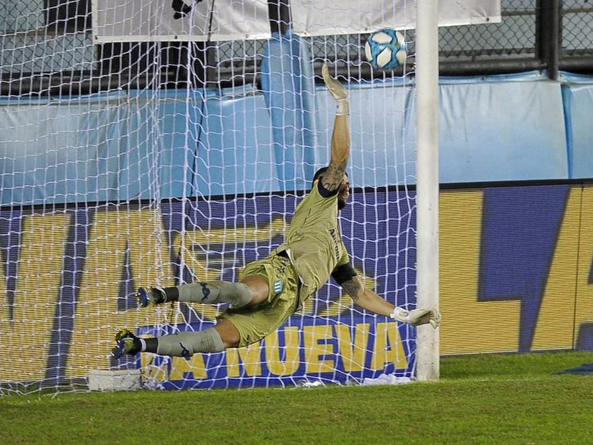 Gabriel Arias, la gran figura de Racing Club en la definición por penales ante San Martín de San Juan. / Gentileza.