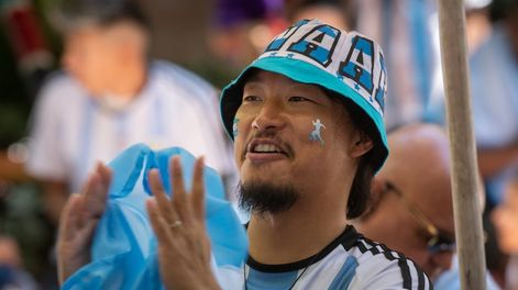 Los Andes | Desopilante video: asi vivió y festejó la final del Mundial una pareja de japoneses en el centro de Mendoza. Foto: Ignacio Blanco / Los Andes.