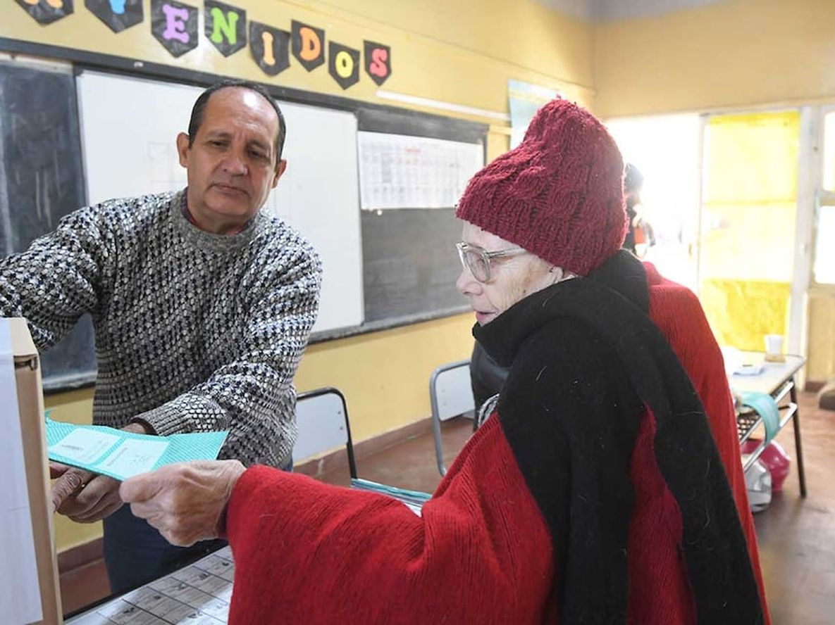 Elecciones provinciales PASO 2023 en la provincia de Mendoza.En la Escuela Rafael Obligado de Guaymallén, Los votantes ingresaban para votar en una mañana electoral tranquila pero fría.Hilda, una abuela de 85 años en el momento de emitir su votoFoto: José Gutierrez / Los Andes
