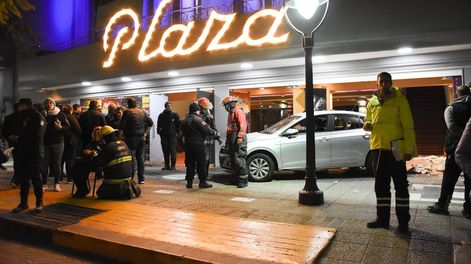 Los Andes | Un conductor perdió el control de su auto, se incrustó en el Teatro Plaza y atropelló a 23 personas: 15 internados y 3 graves.Foto: Mariana Villa / Los Andes