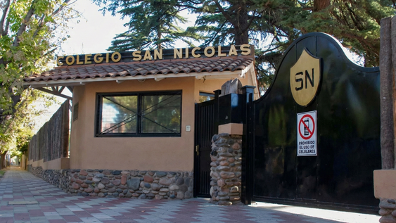Con este pacto, los padres se comprometen a retrasar el otorgamiento del primer celular propio a sus hijos hasta los 13 años y prohibir las redes sociales hasta los 16.