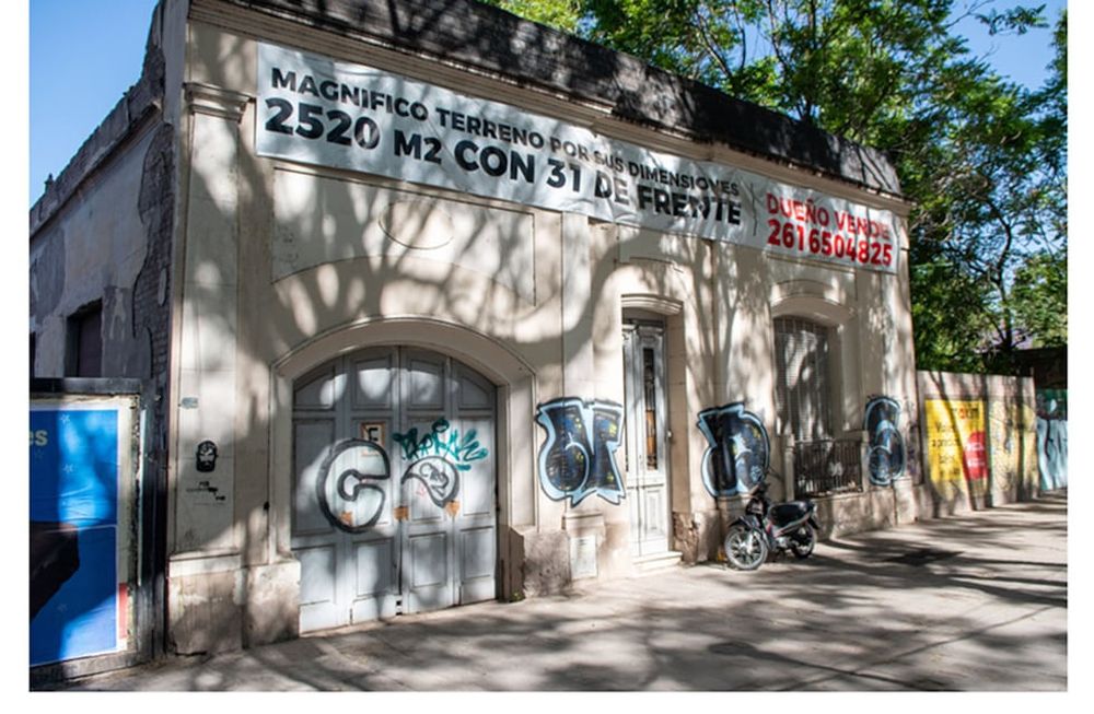 La antigua casona que fue una clínica dental, ubicada muy cerca del mercado La Pirámide, en la Alameda.Foto: Ignacio Blanco / Los Andes