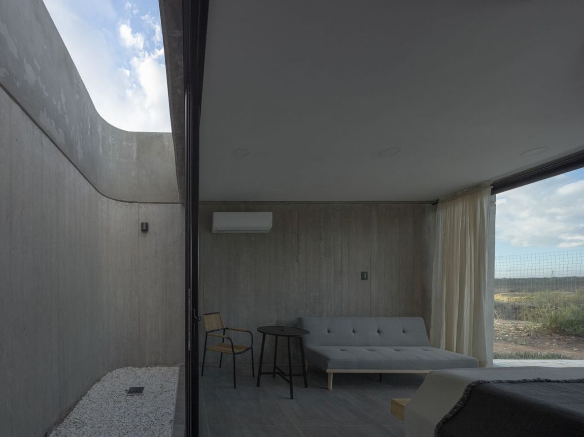 Integra arquitectura contemporánea con el respeto absoluto por el entorno mendocino.