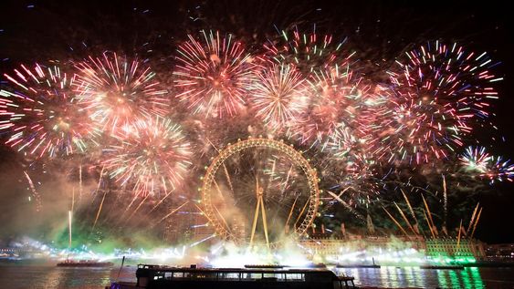 Fuegos artificiales explotan alrededor del London Eye durante las celebraciones de Año Nuevo en Londres, Gran Bretaña, el 01 de enero de 2023. Foto: EFE/EPA/TOLGA AKMEN