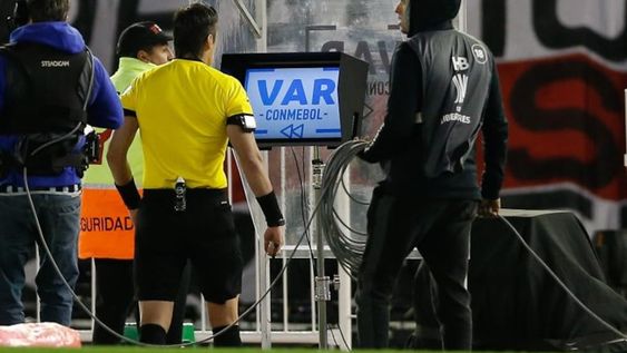 El VAR trajo miles de polémicas al fútbol sudamericano. / Gentileza.