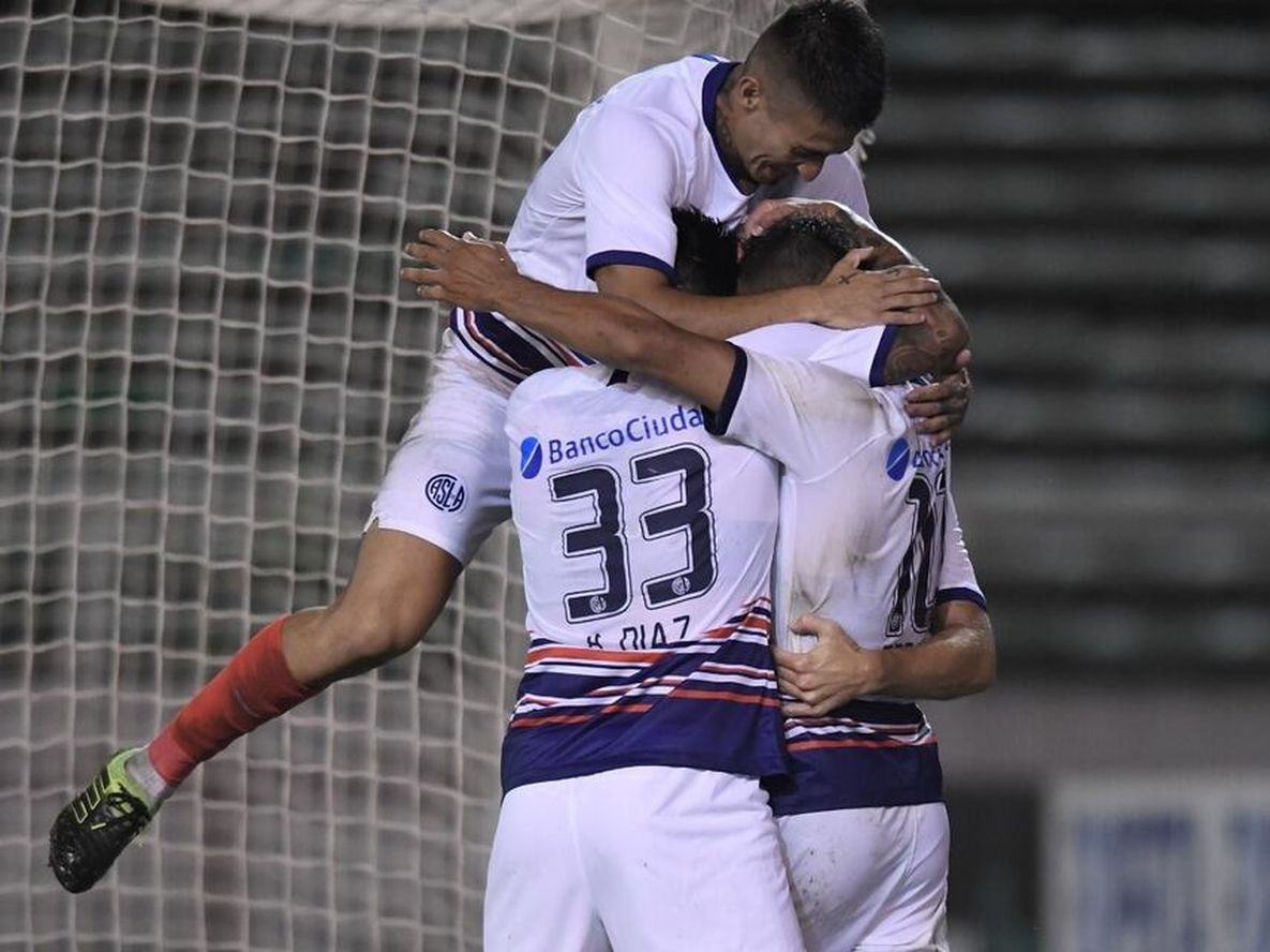 Los jugadores de San Lorenzo celebran uno de los goles ante Liniers por la Copa Argentina. (Twitter: @SanLorenzo)
