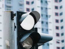 semaforo blanco: que es y que significa el cuarto color que cambiaria nuestra forma de conducir