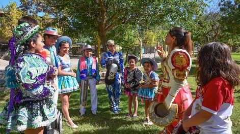Los Andes | Carnaval en Ugarteche, diferentes agrupaciones de Caporales se reunieron junto Marisa Barea delegada municipal en el polideportivo de Ugarteche para ultimar detalles sobre el carnaval.Foto: Mariana Villa/ Los Andes