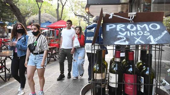 A partir del 1 de octubre no será obligatorio usar barbijo al aire libre, siempre que no haya aglomeración de gente. Foto: José Gutiérrez/Los Andes