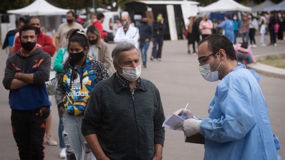 En Semana Santa hubo puntos de testeo en distintas localidades la provincia.Larga fila para acceder a los testeos rápidos en el Parque San MartínMendocinos se dirigen a los diferentes puestos rápidos para testarse. Foto: Ignacio Blanco / Los Andes